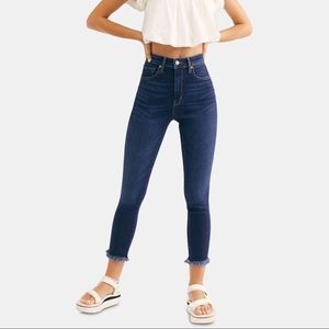 Free People – Frayed Ankle Crop Skinny Jeans